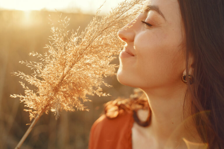 女性閉眼深呼吸，象徵2026年心靈平靜與內在覺