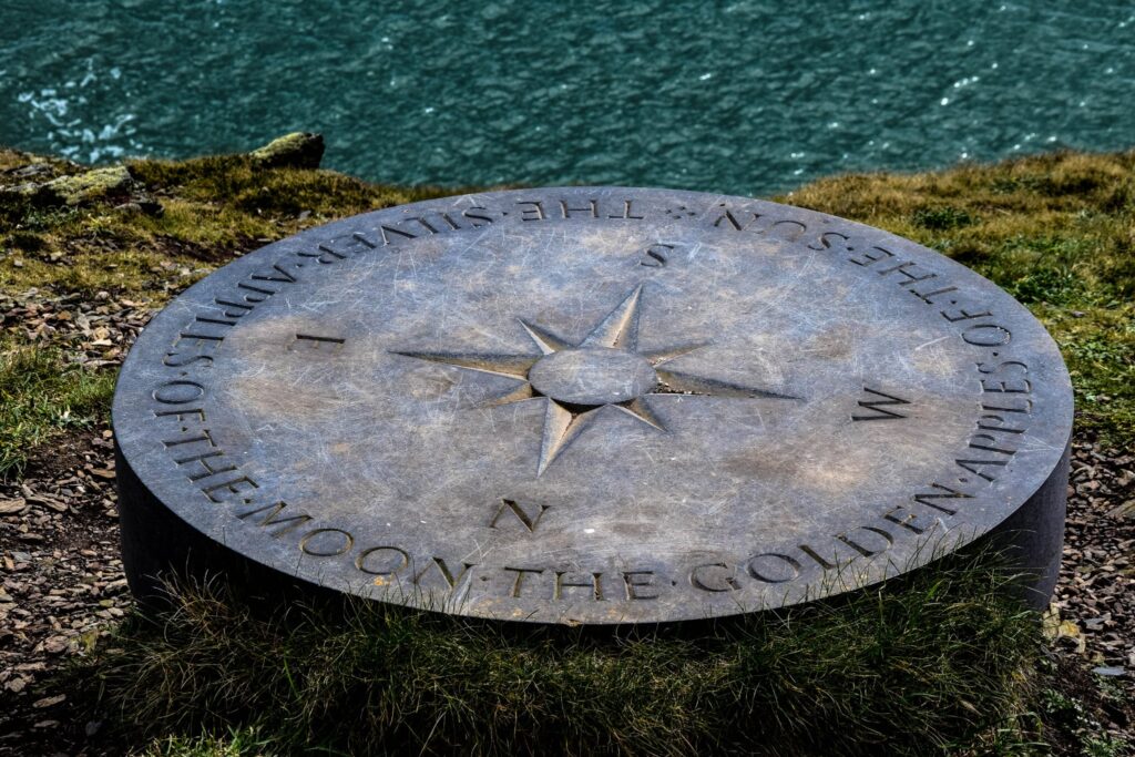 2026 年運勢指引：在世界變動的縫隙中，運用內在權威羅盤找尋真實方向。