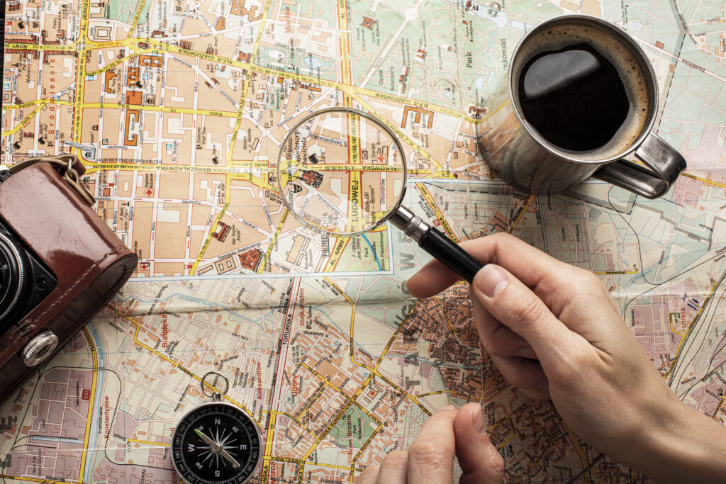 什麼是人類圖內頁插圖：指南針與地圖的意象，象徵透過 9 大能量中心與人生策略找回內在導航系統。