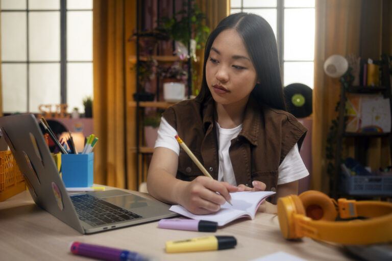 人類圖一階課程學員正在筆記本上記錄自己的類型與內在權威觀察