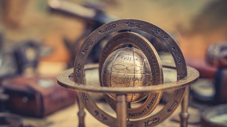 人類圖五階課程：精緻的復古黃銅渾天儀，象徵宇宙流日行星運作與人際合圖能量互動的精密。