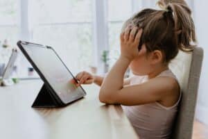 幼稚園教室角落裡安靜觀察的孩子，說明人類圖社交障礙未必是病