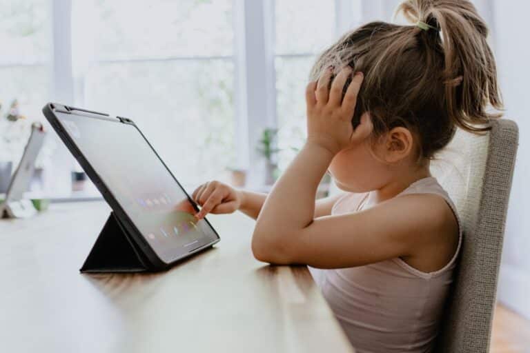 幼稚園教室角落裡安靜觀察的孩子，說明人類圖社交障礙未必是病