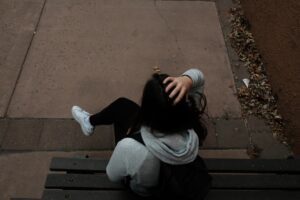 窗邊沉思的人，提醒我們人類圖變來變去往往來自邏輯中心或情緒中心的不同節奏