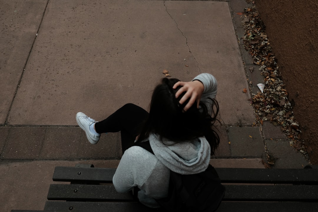 窗邊沉思的人，提醒我們人類圖變來變去往往來自邏輯中心或情緒中心的不同節奏
